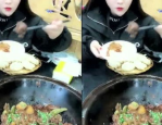 小姐姐吃排骨豆角视频,小姐姐现场烹饪排骨豆角，色香味俱全！